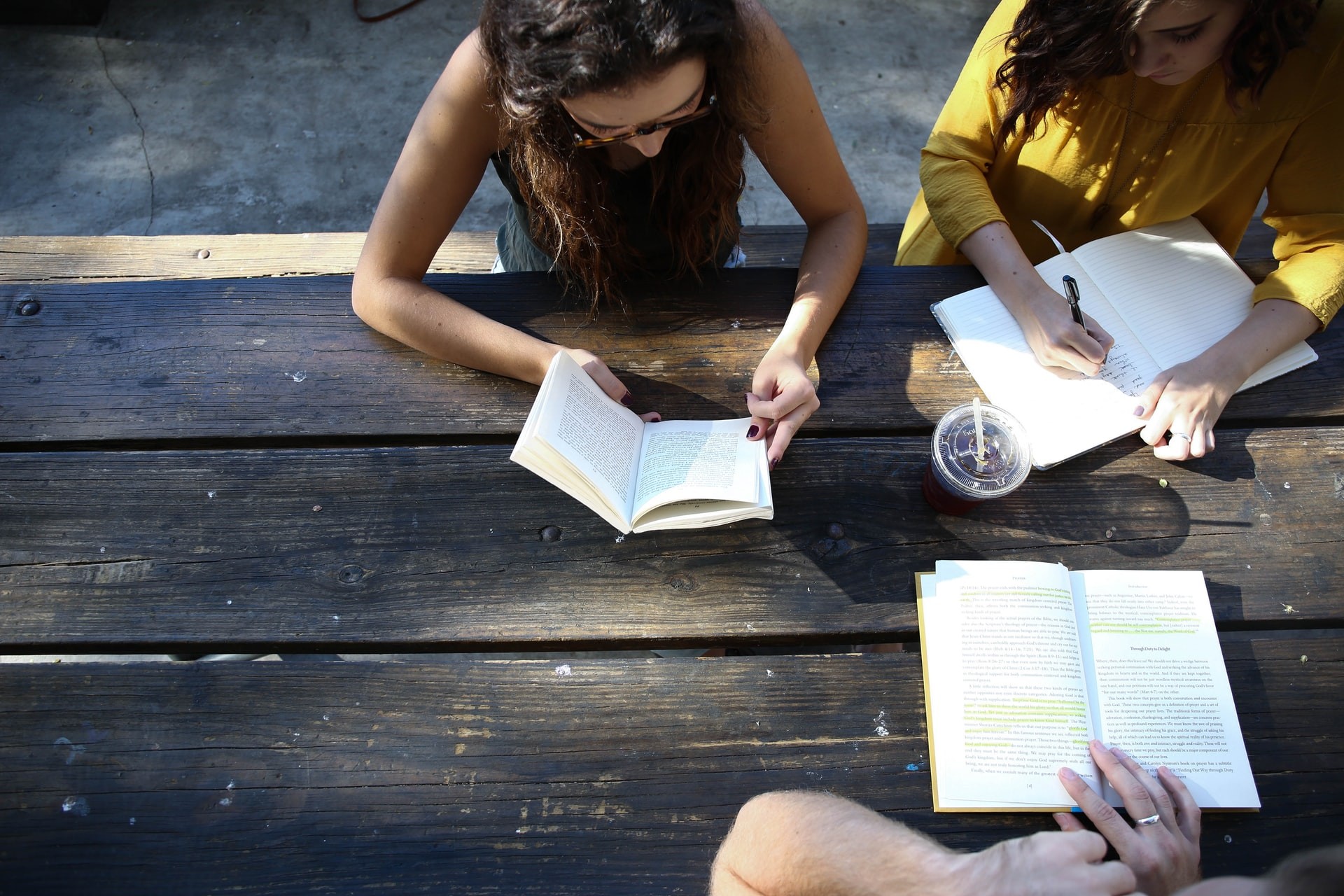 A group of college students uses social study strategies to prepare for a test.